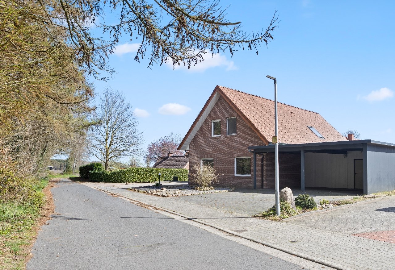 Seitenansicht mit Doppelcarport