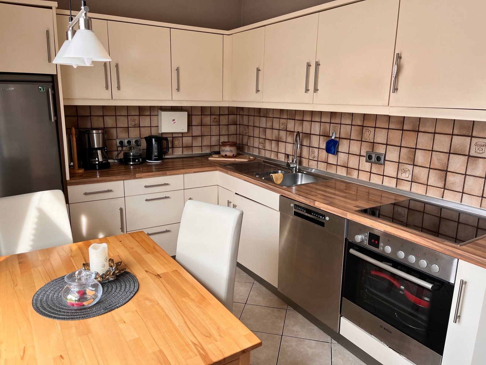 Küche mit Einbauküche