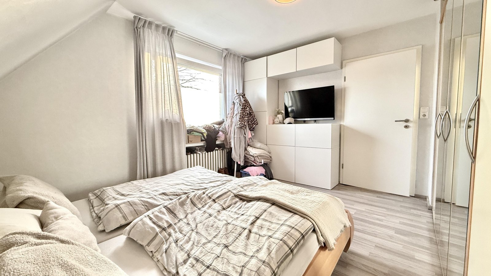 Elternschlafzimmer (Whg. OG) Elternschlafzimmer (Whg. OG)