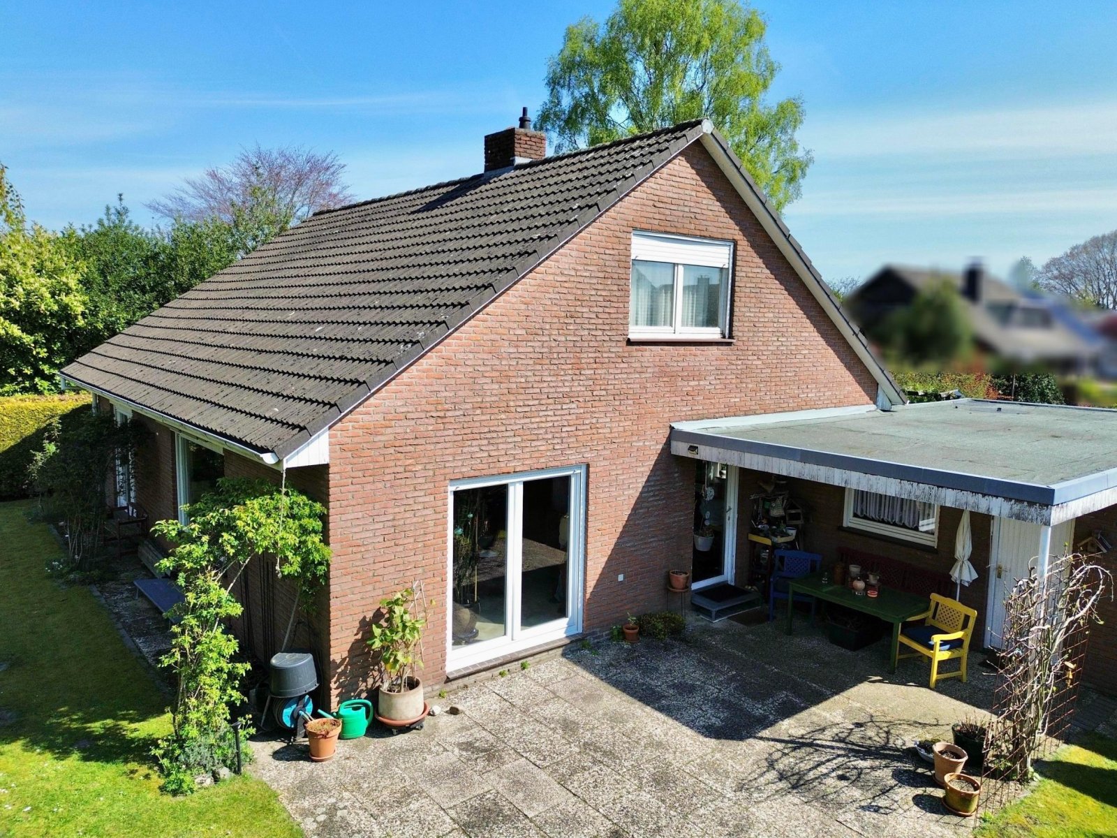 überdachte Terrasse m. Gartenansicht