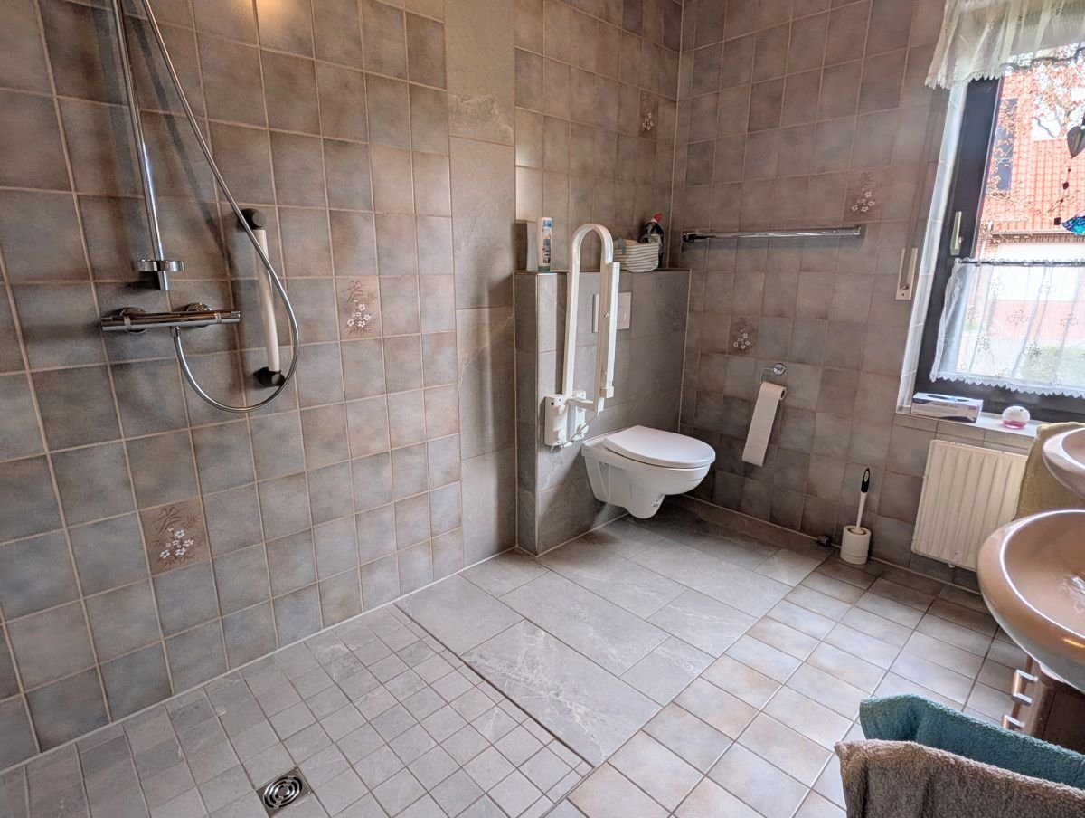 Badezimmer mit bodengleicher Dusche und WC