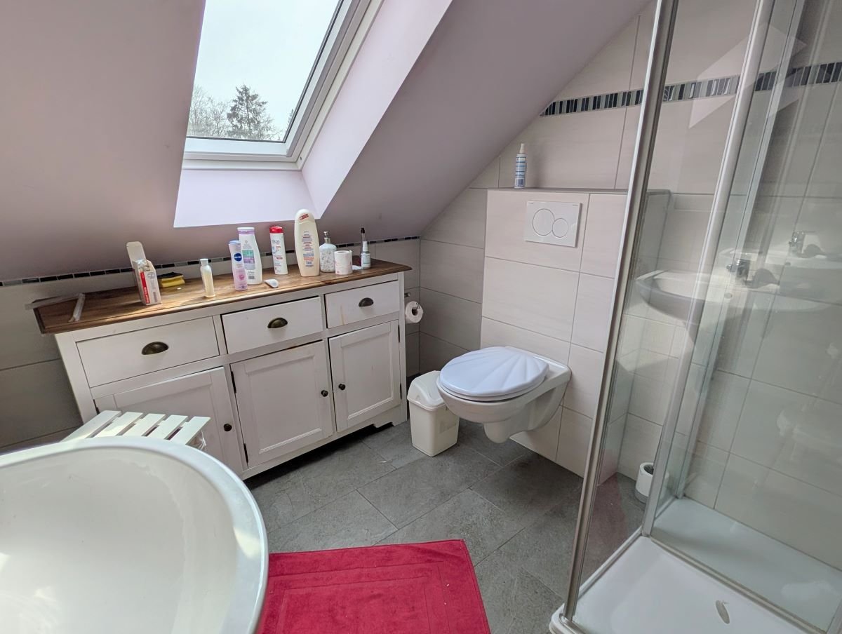 Bad mit Dusche und WC im Dachgeschoss