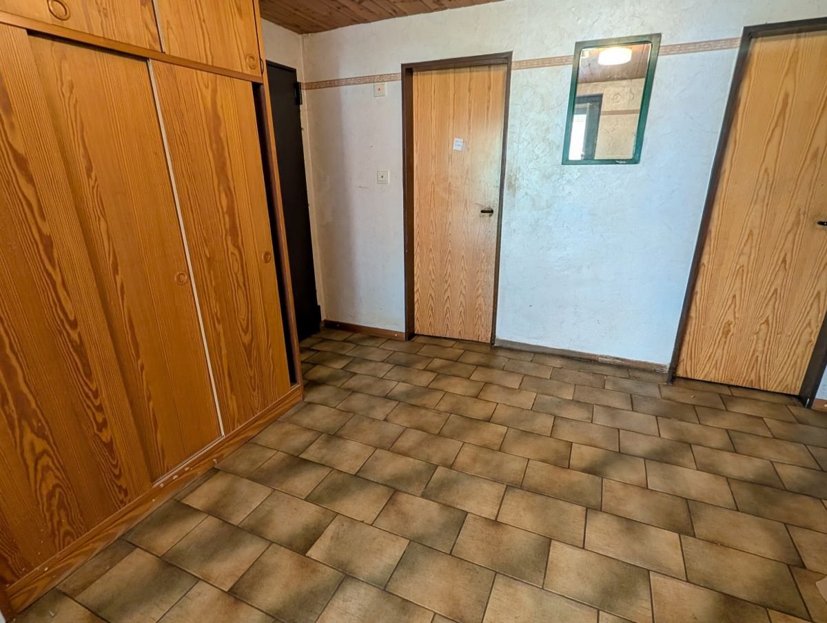 Nebenflur / Zugang zur Garage, HWR, Küche und Anbau