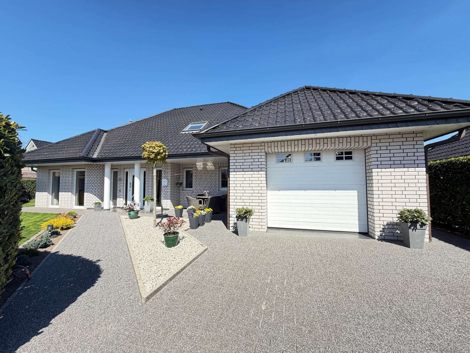 Hausansicht mit Garage