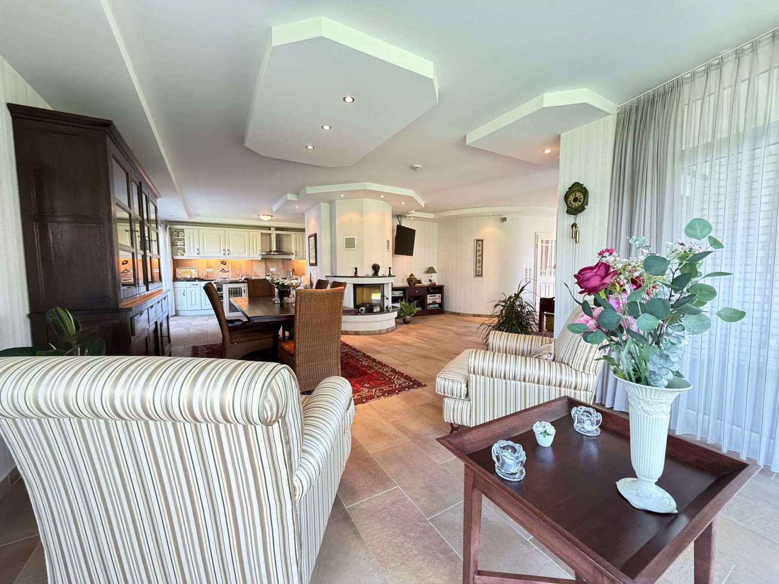 Wohnzimmer mit Kamin