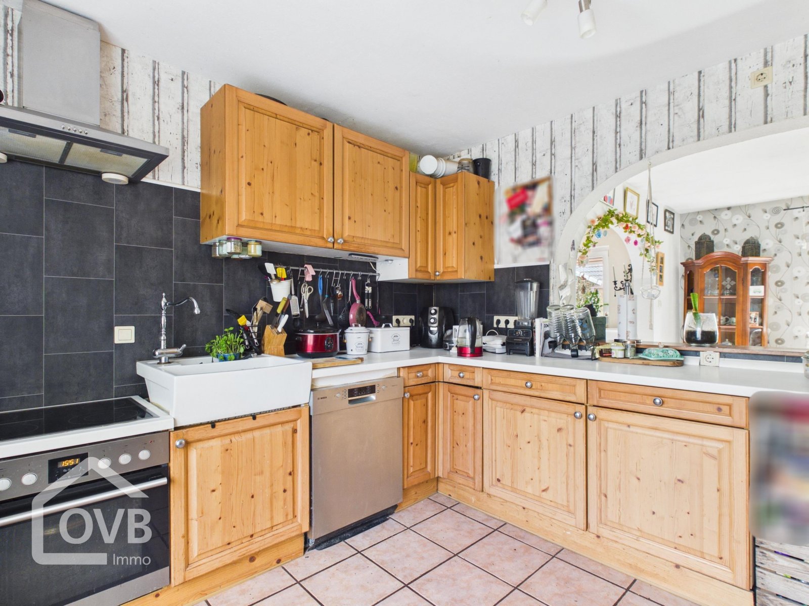 Küche mit Durchreiche