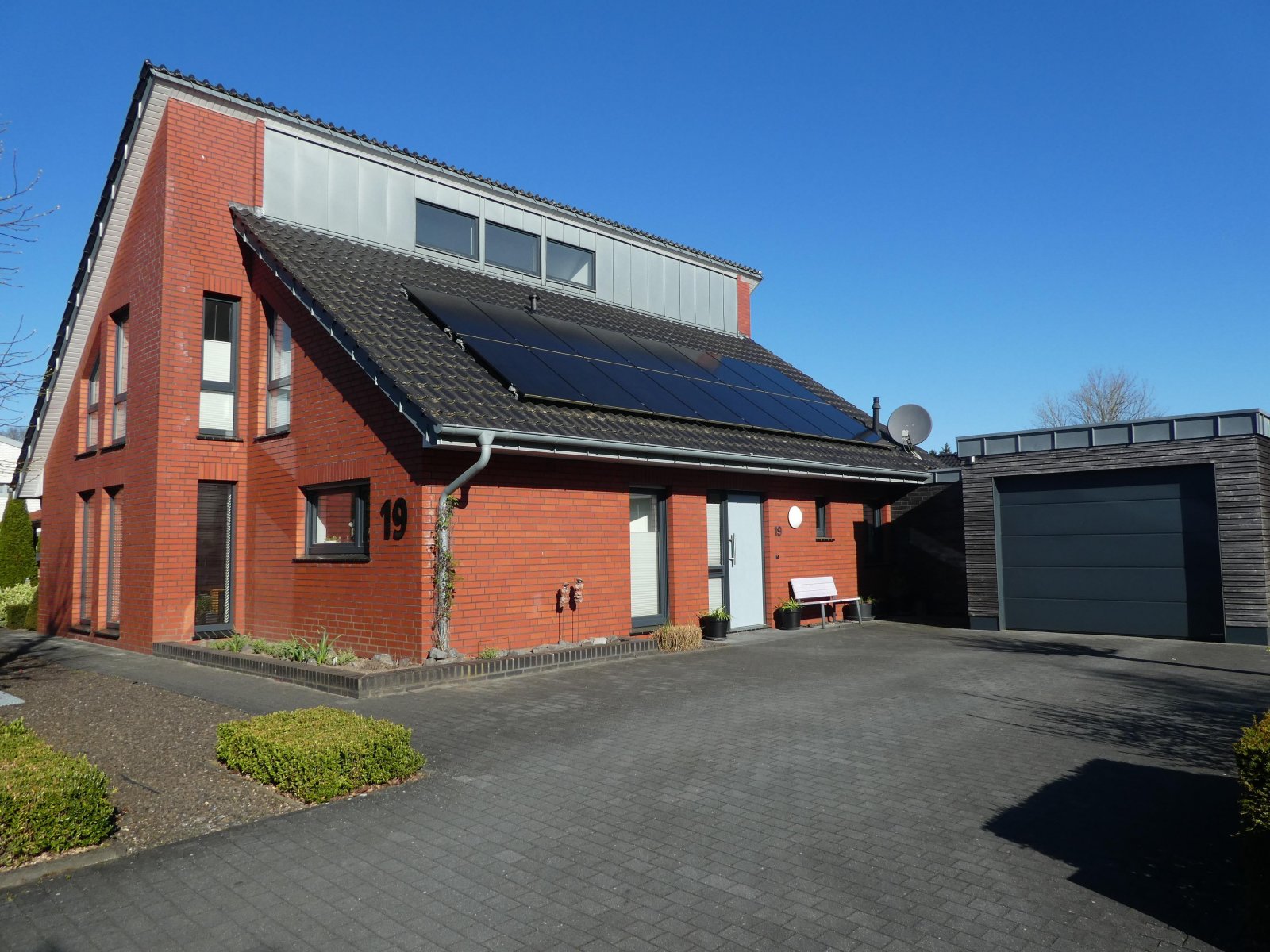 seitliche Starßenansicht