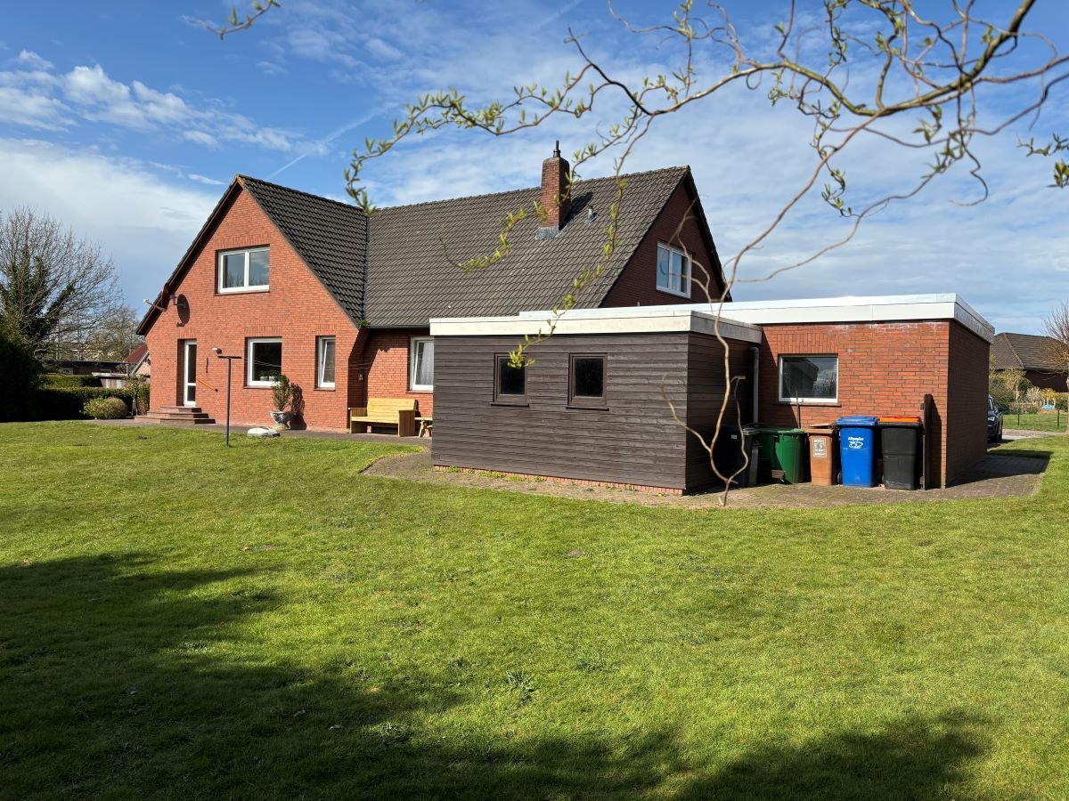 Rückseite mit Nebengebäude