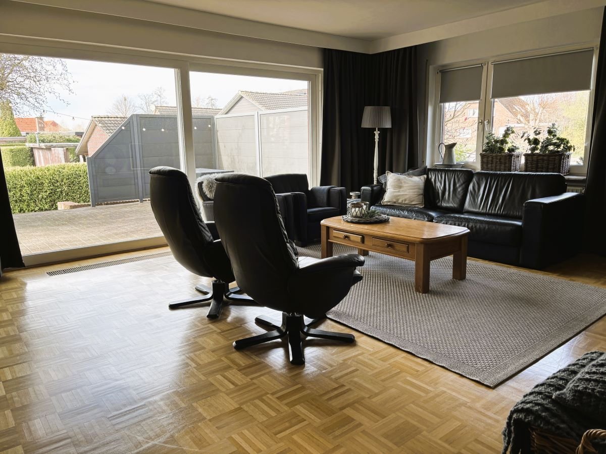 Wohnzimmer mit großer Fensterfront