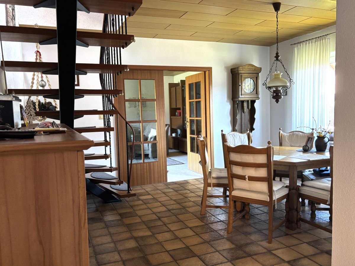 Essdiele mit Treppe zum Dachgeschoss