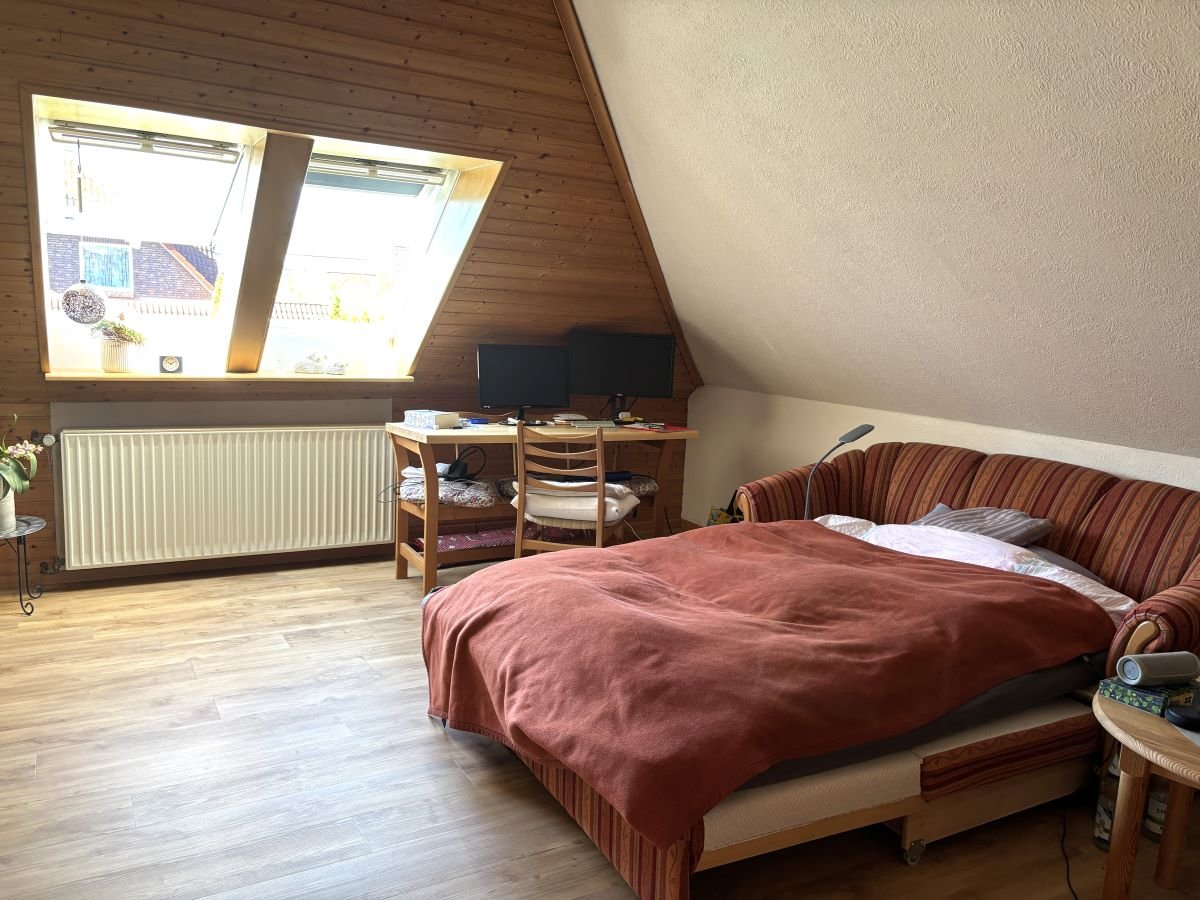 großes Schlafzimmer im Dachgeschoss