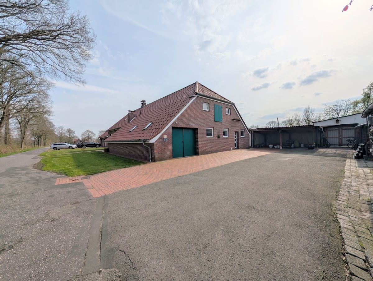 Hofauffahrt mit Nebengebäuden