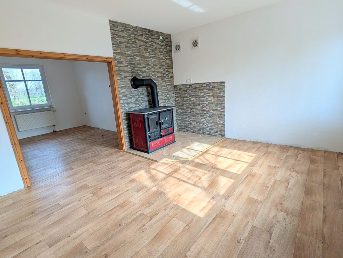 Offenes Wohn- und Esszimmer mit Kaminofen