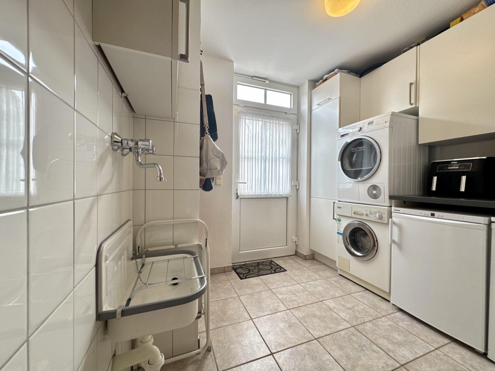 Hauswirtschaftsraum mit Nebeneingang