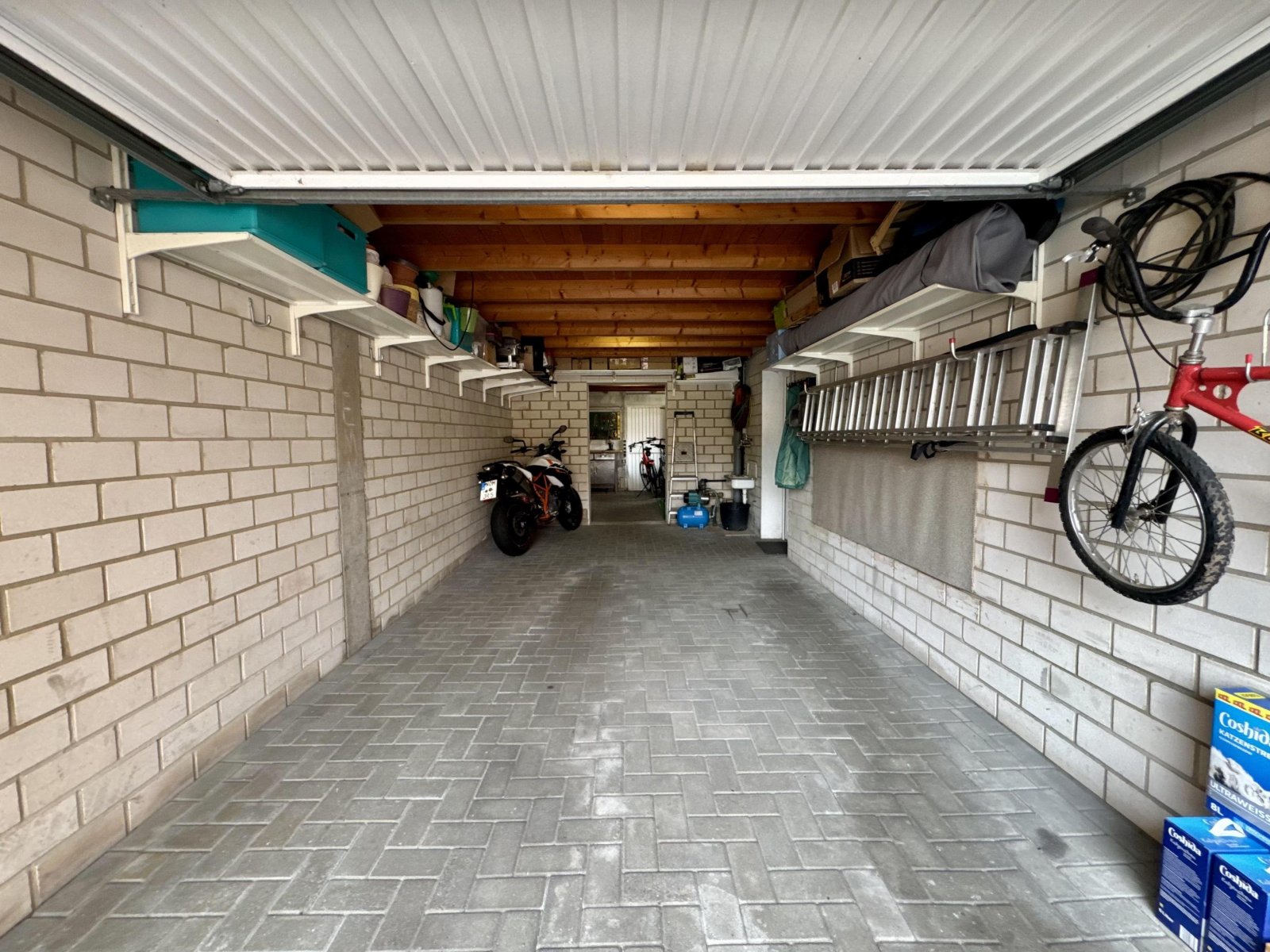 Garage mit Geräteraum (als Verlängerung der Garage)