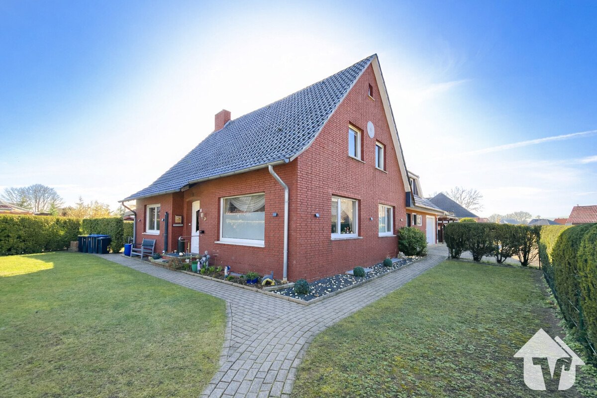 Zwei Wohnwelten, ein Zuhause – großzügiges Zweifamilienhaus mit Charakter in Holte. 