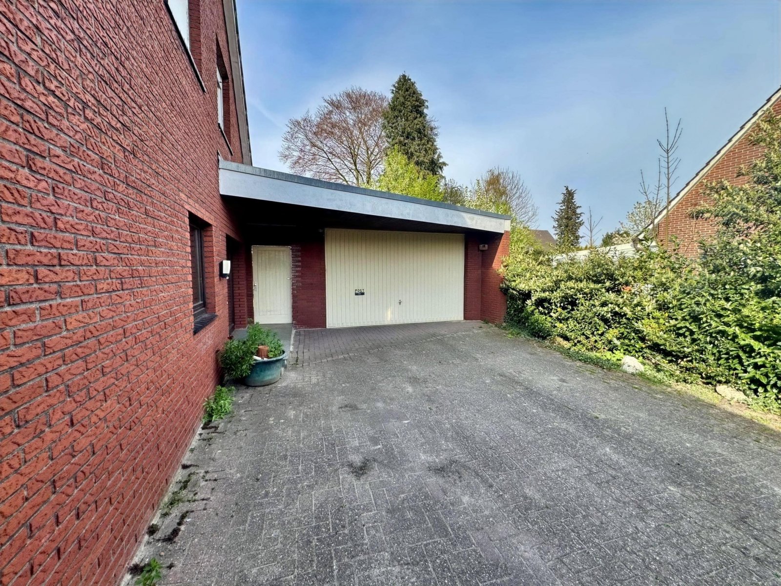 Auffahrt und Garage
