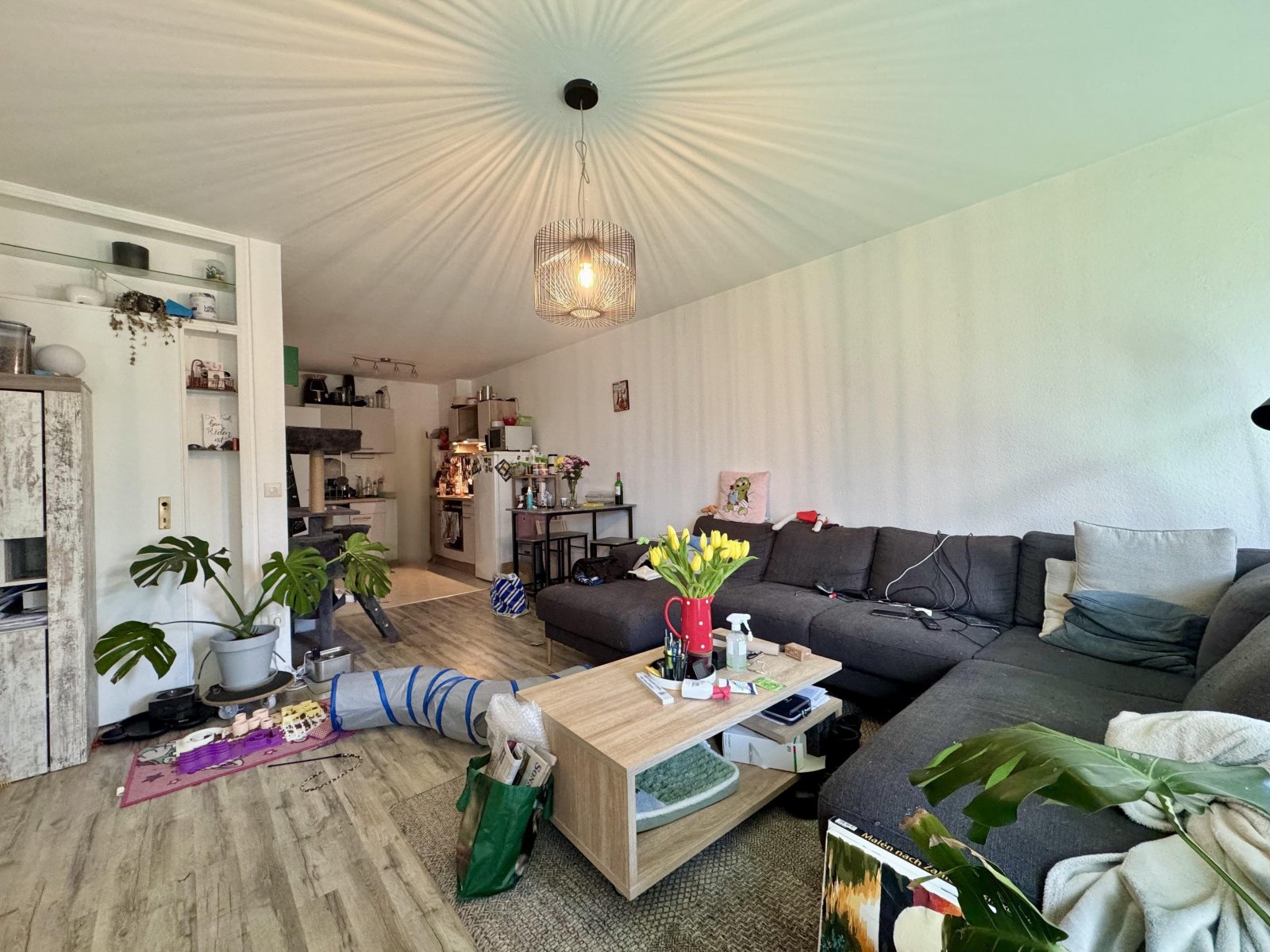 Wohnzimmer m. Blick in die Küche EG-links