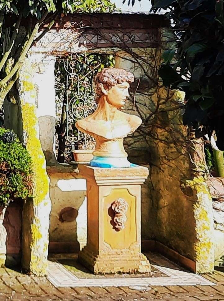 Skulputur auf Sockel