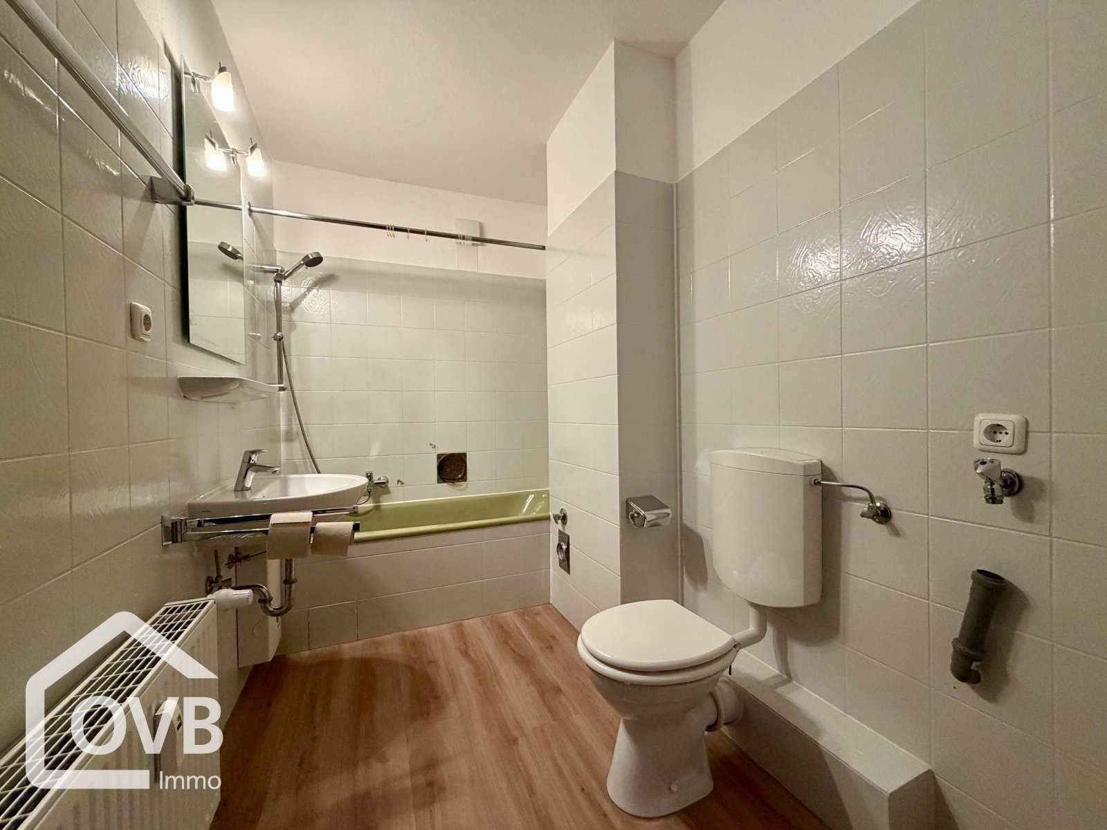 Badezimmer mit Duschwanne (aktueller Zustand)