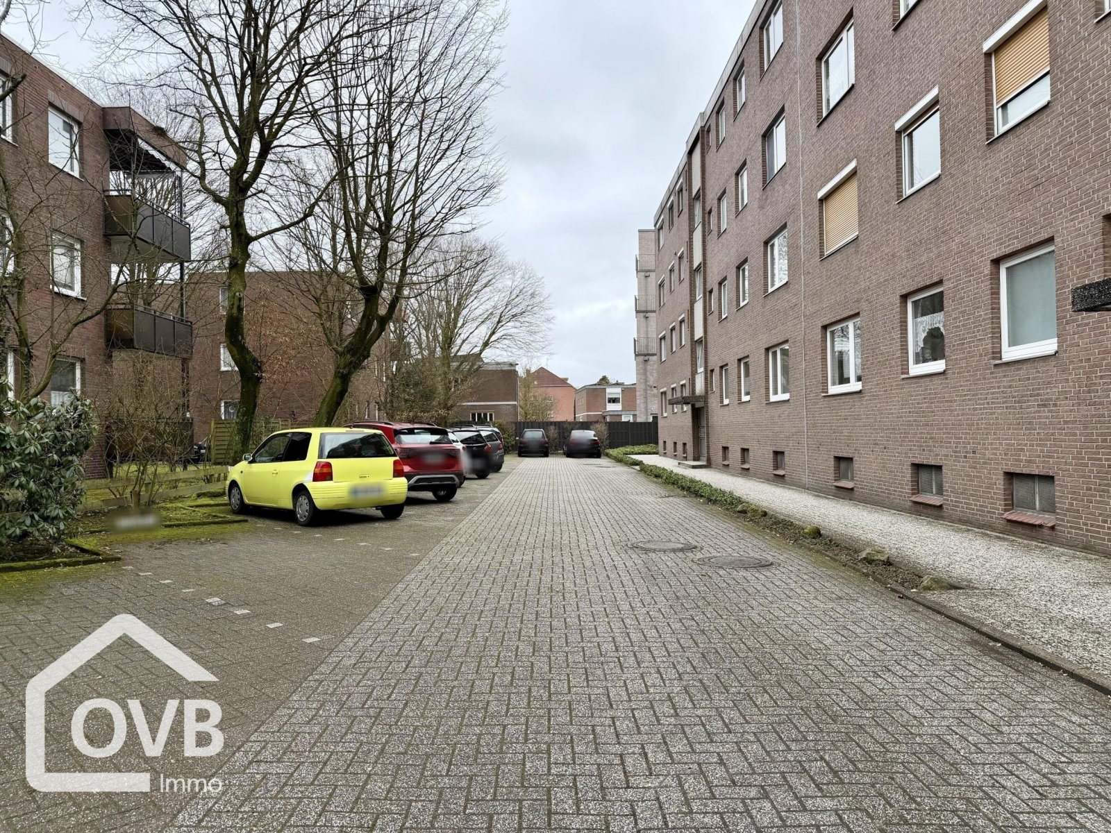 Außenansicht Eingang / Parkplätze