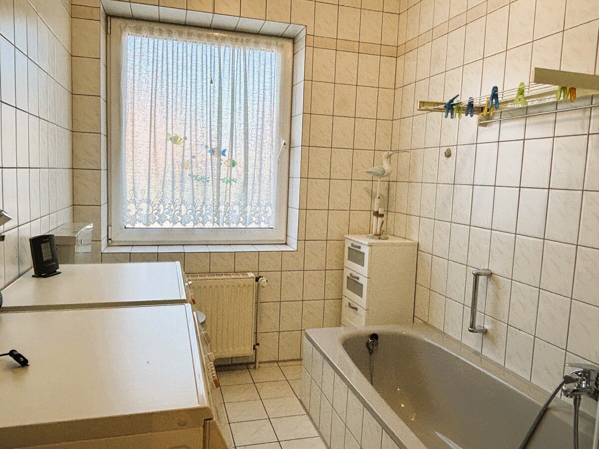 Bad mit Dusche und Wanne