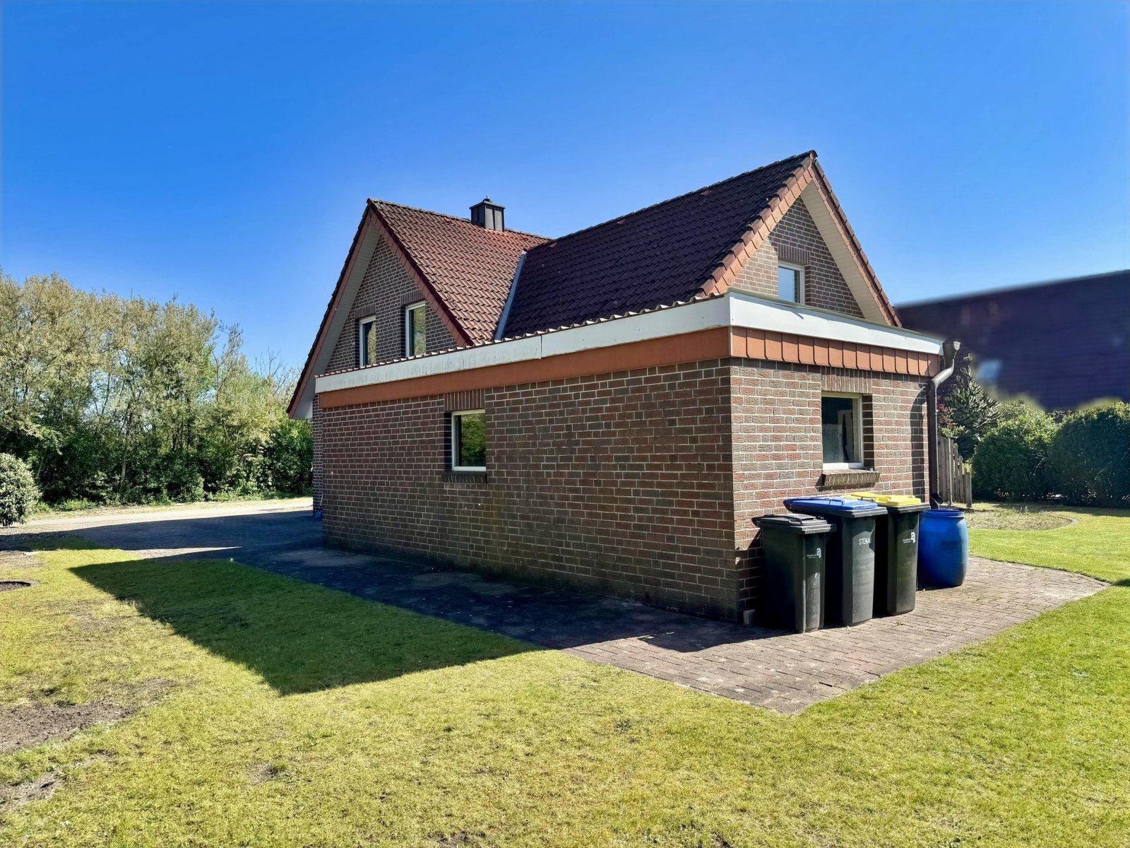 Rückansicht seitlich mit Garten Rückansicht seitlich mit Garten