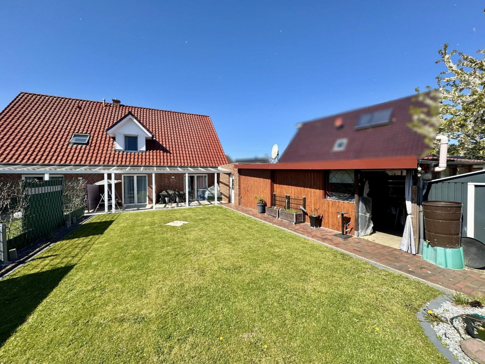 Rückansicht mit Terrasse u. Garten