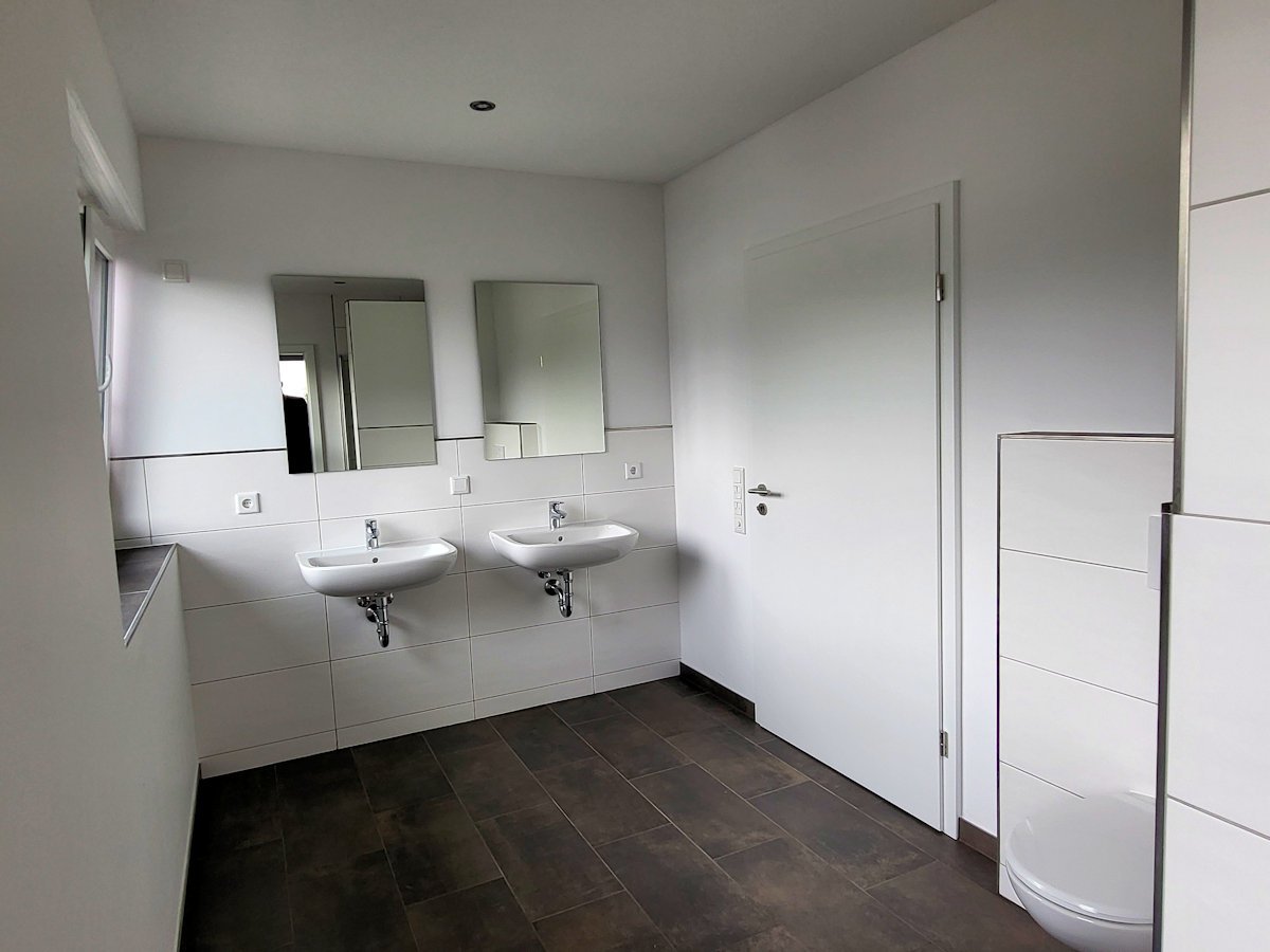 Geräumig und mit bodengleicher Dusche Geräumig und mit bodengleicher Dusche