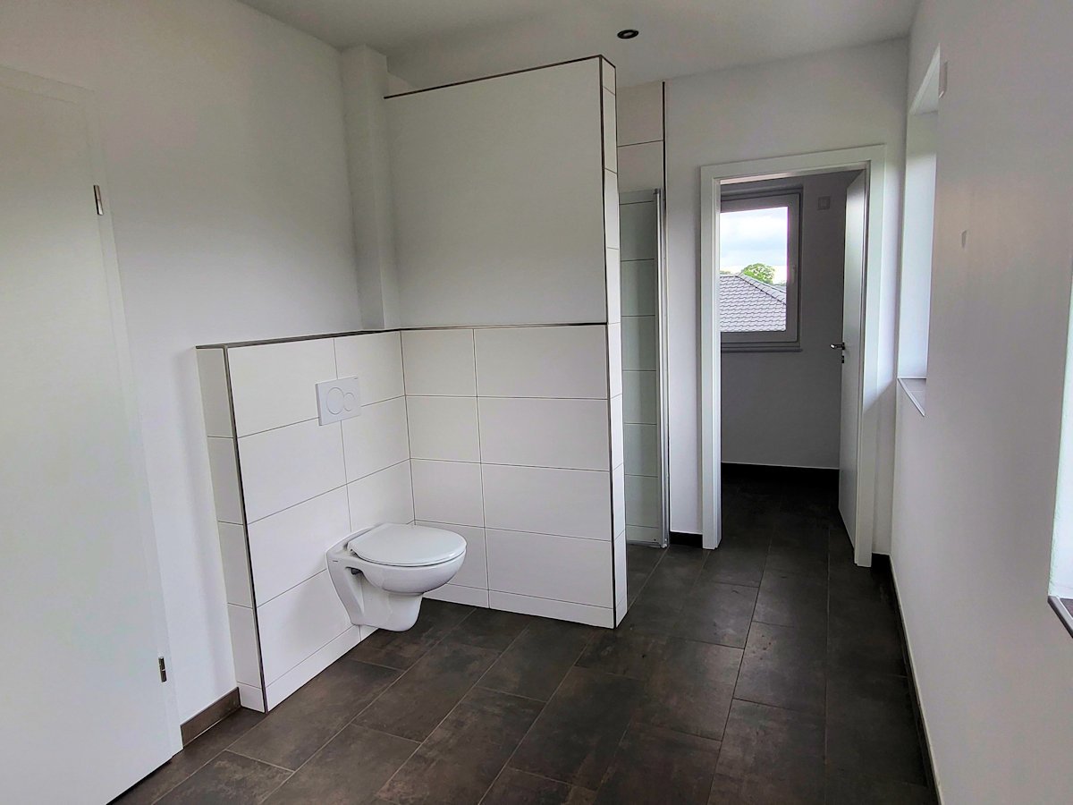 Wohnbeispiel Bad mit ebenerdiger Dusche und WC