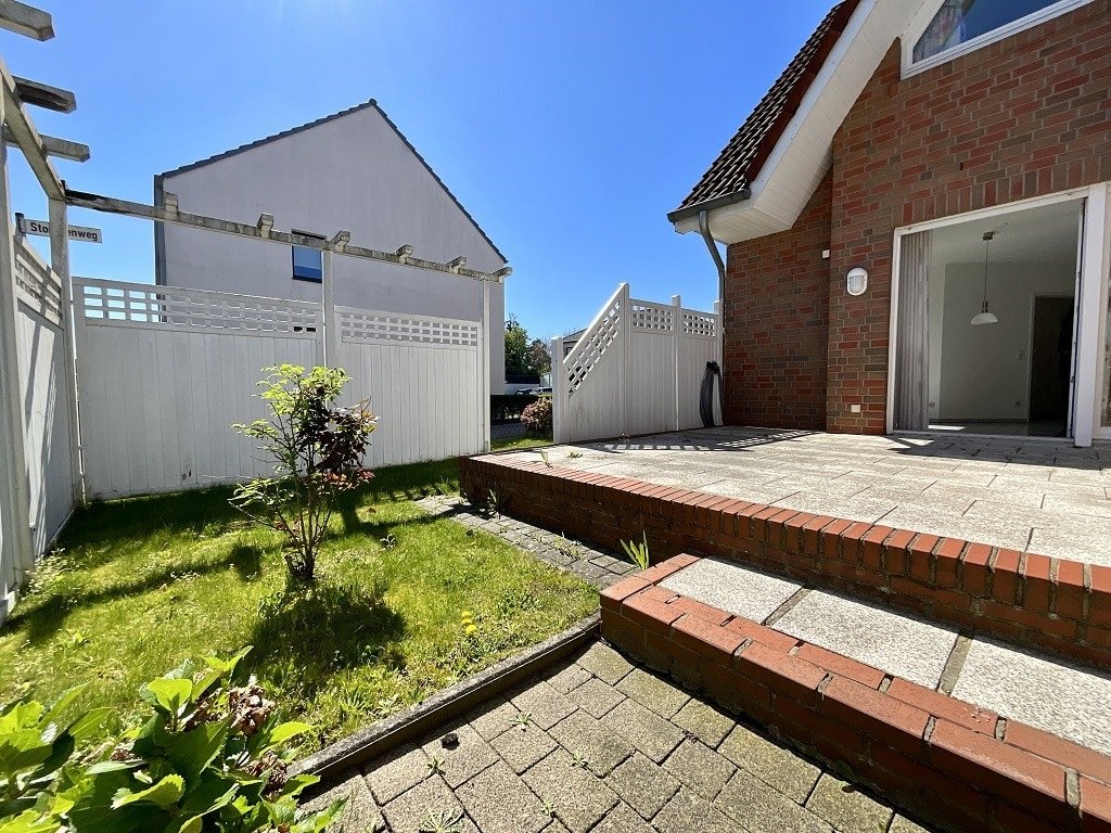 Terrasse mit kleinem Gartenanteil