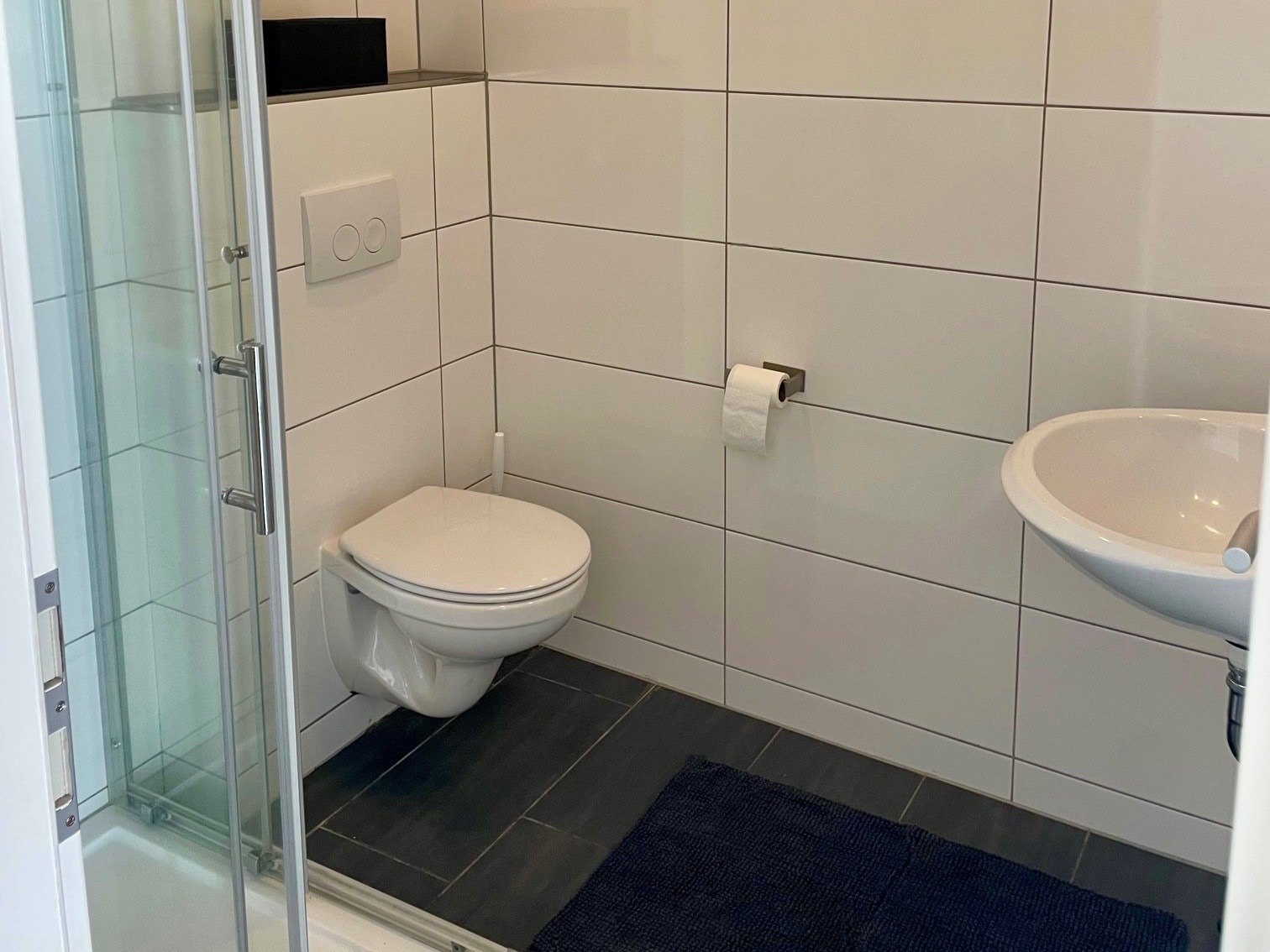 Badezimmer in der Wohnung im Erdgeschoss Badezimmer in der Wohnung im Erdgeschoss