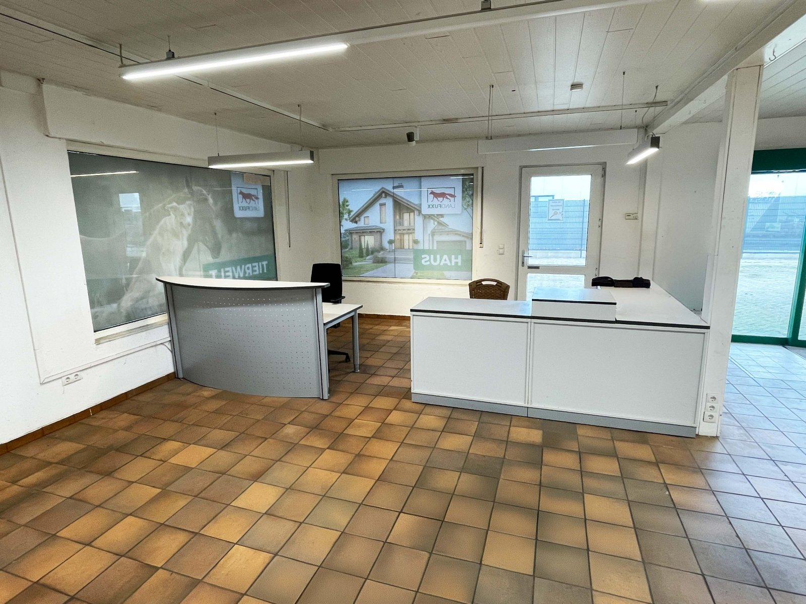 Eingangsbereich Büro- bzw. Kassenbereich Eingangsbereich Büro- bzw. Kassenbereich