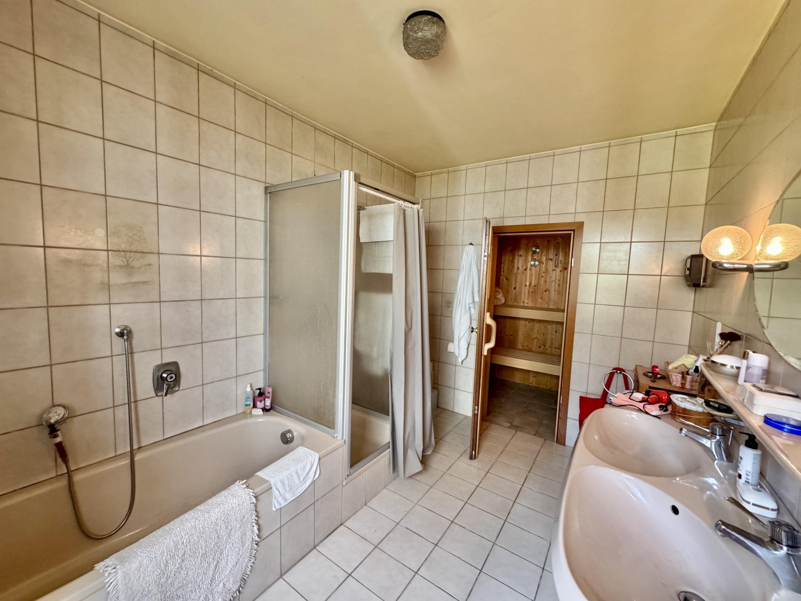 Bad mit Sauna Bad mit Sauna