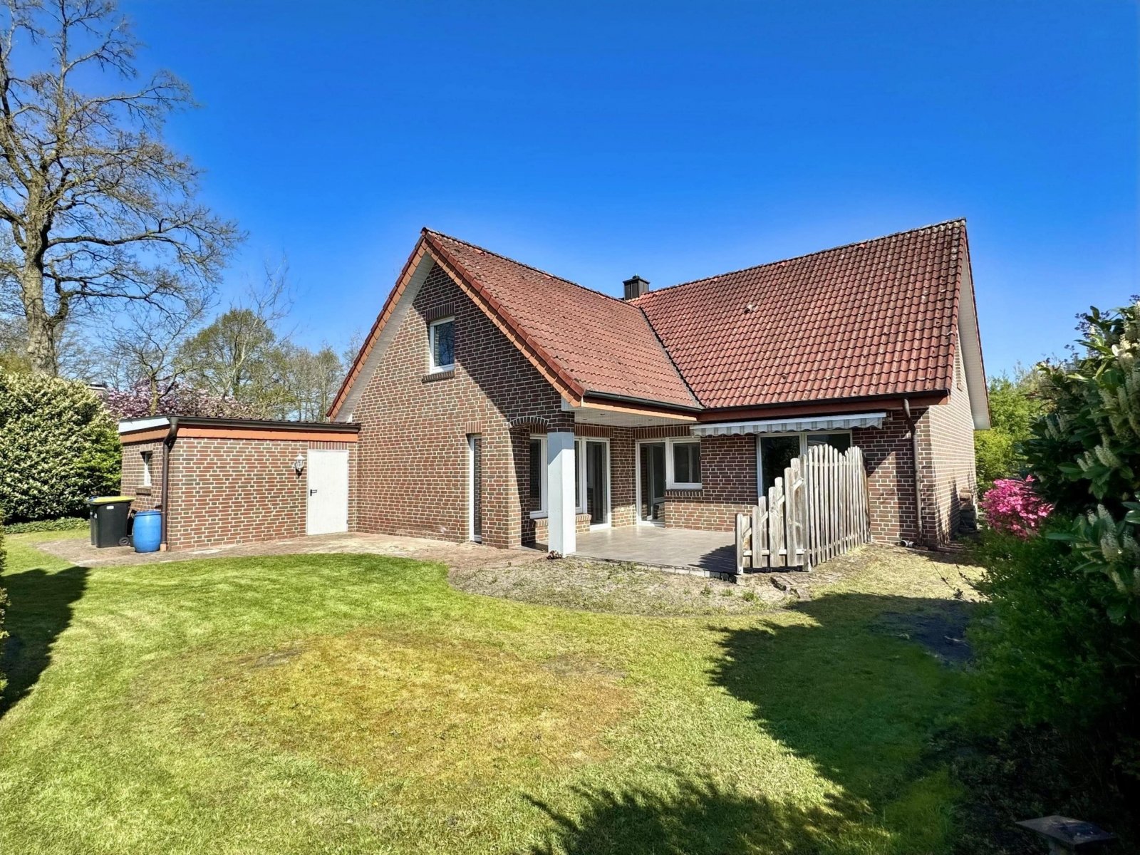 Rückansicht mit Terrasse u. Garten Rückansicht mit Terrasse u. Garten