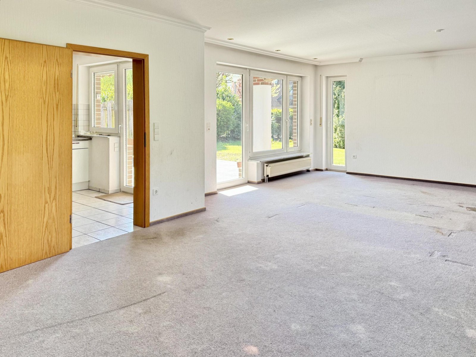 Wohnzimmer mit Blick zur Küche und Terrasse Wohnzimmer mit Blick zur Küche und Terrasse