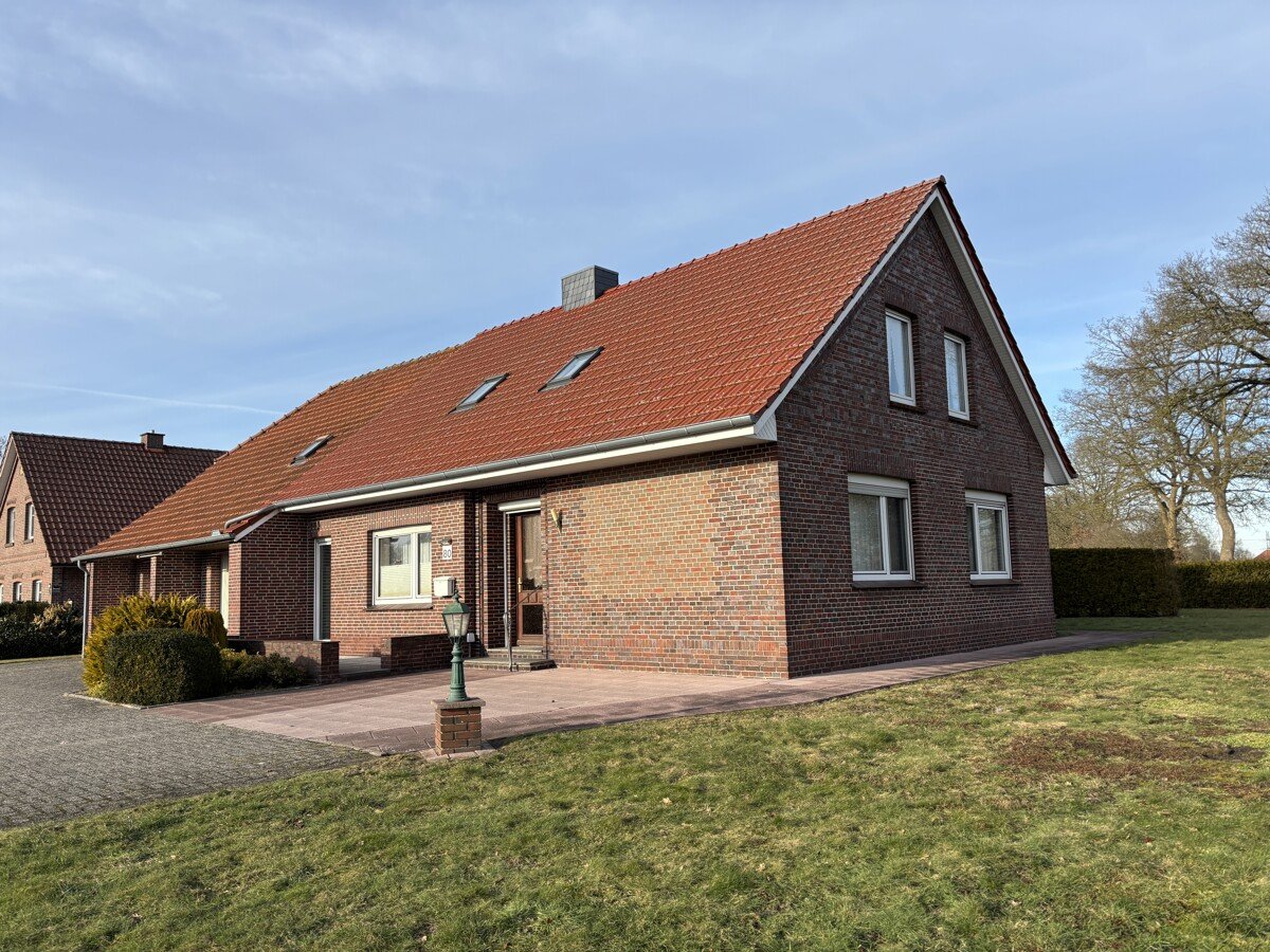 Uplengen: Top gepflegtes Landhaus mit unverbautem Blick ins Grüne 