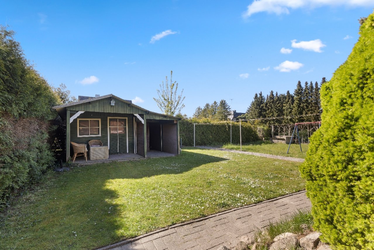 Gartenansicht mit Gartenhaus Gartenansicht mit Gartenhaus