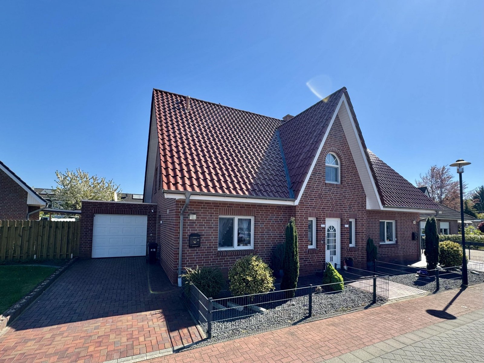 Straßenansicht seitlich Straßenansicht seitlich