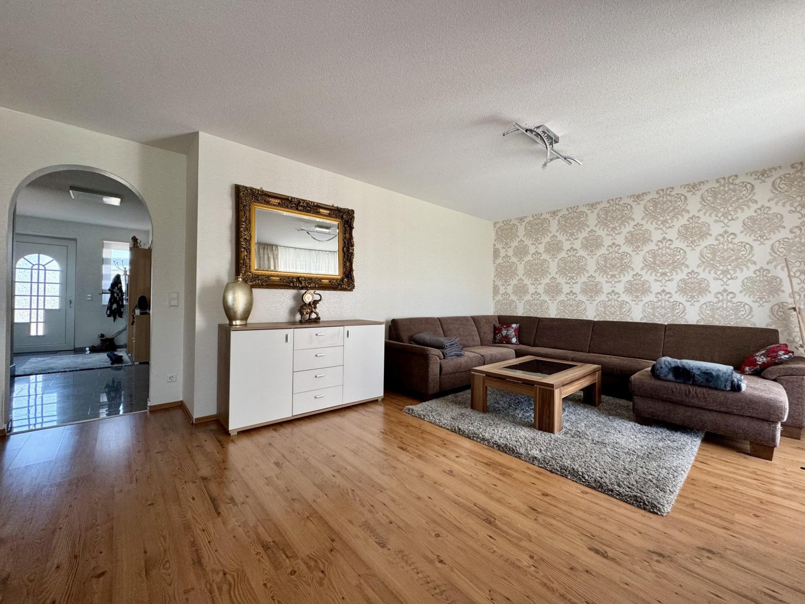 Haustür u. Flur EG/Blick ins Wohnzimmer Haustür u. Flur EG/Blick ins Wohnzimmer