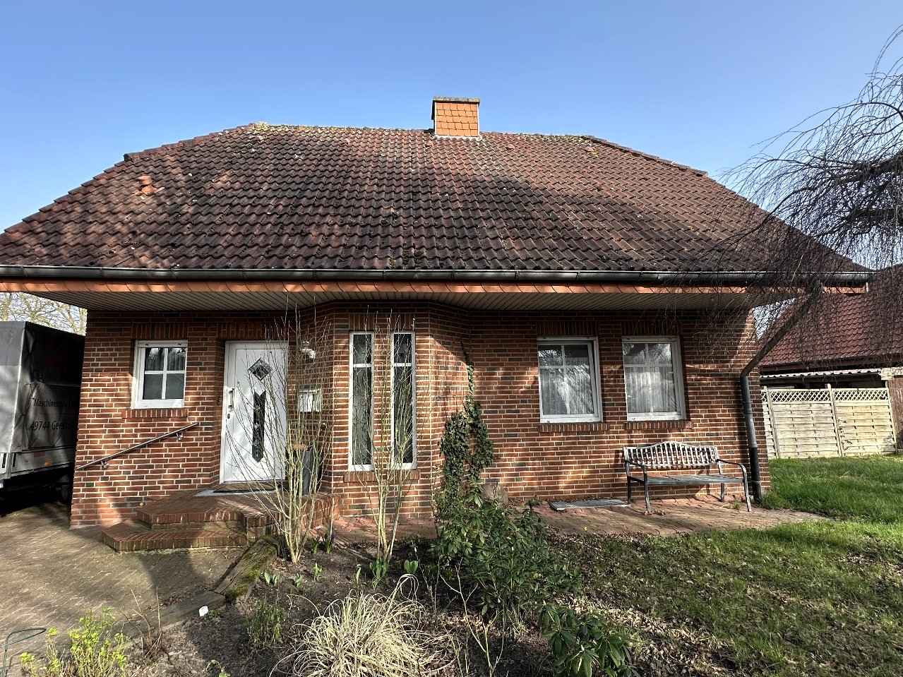 Twist: Platz für eine Familie, vollunterkellert und auf schönem Grundstück
provisionsfrei für den Käufer Twist: Platz für eine Familie, vollunterkellert und auf schönem Grundstück
provisionsfrei für den Käufer
