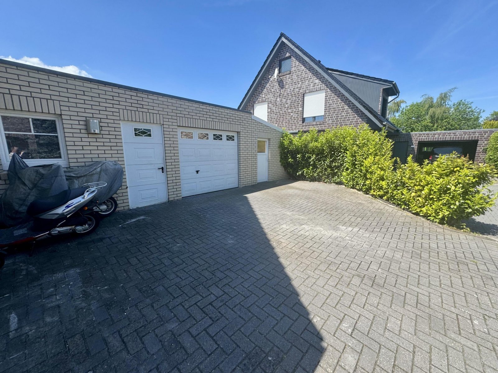 Auffahrt / Garage Auffahrt / Garage