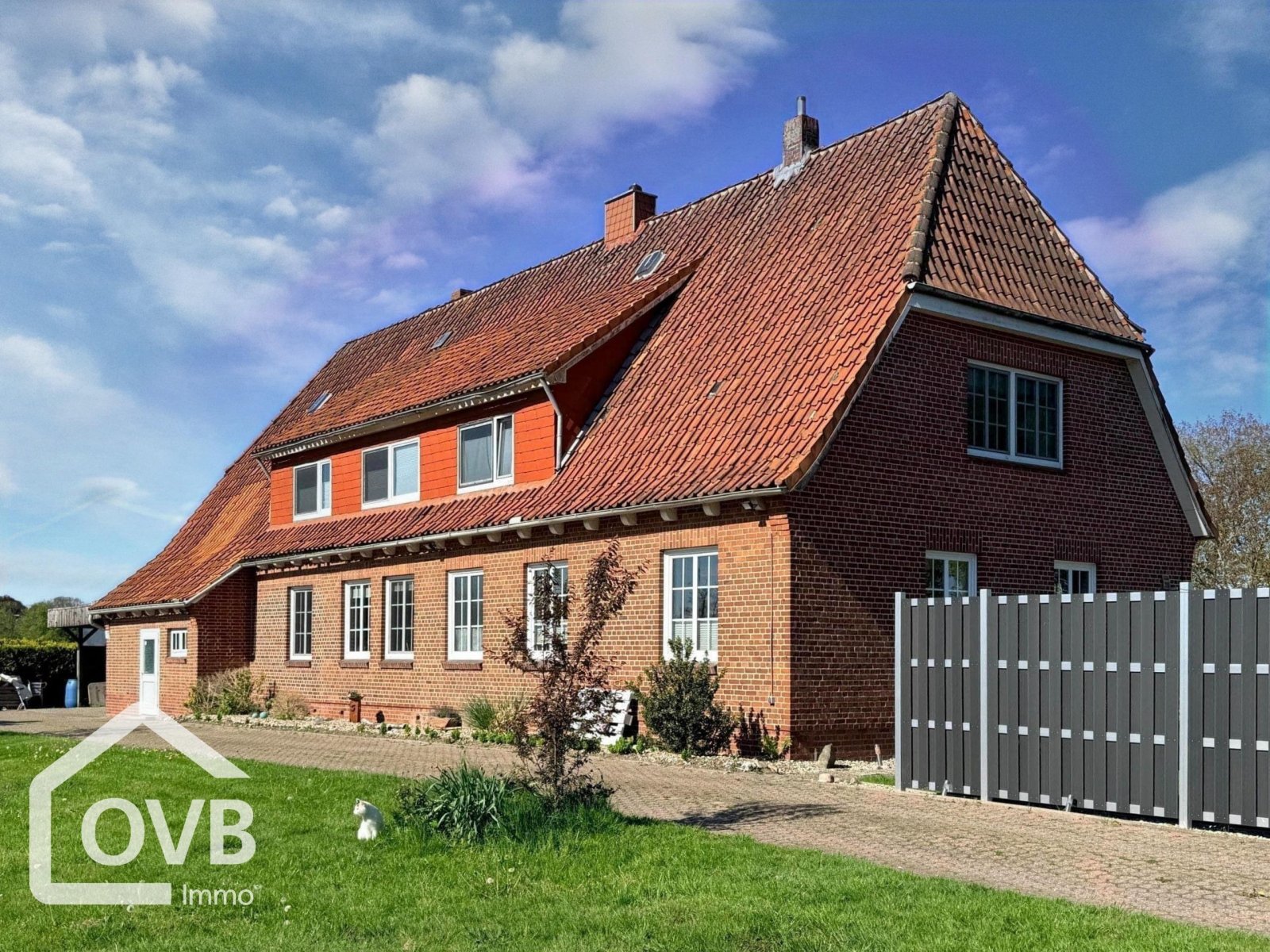 Vorder-/Seitenansicht mit Auffahrt und Baugrundstück Vorder-/Seitenansicht mit Auffahrt und Baugrundstück