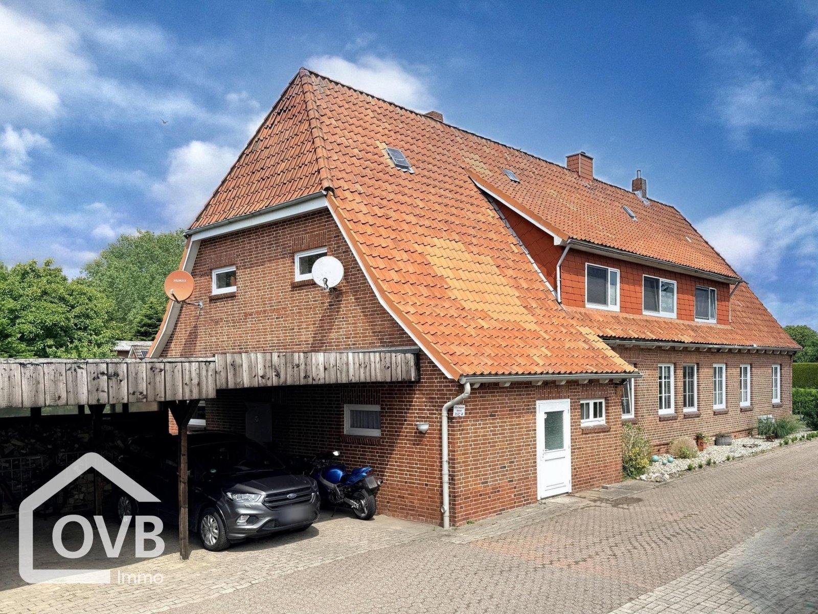 Rück-/Seitenansicht mit Carport und Werkstatteingang Rück-/Seitenansicht mit Carport und Werkstatteingang
