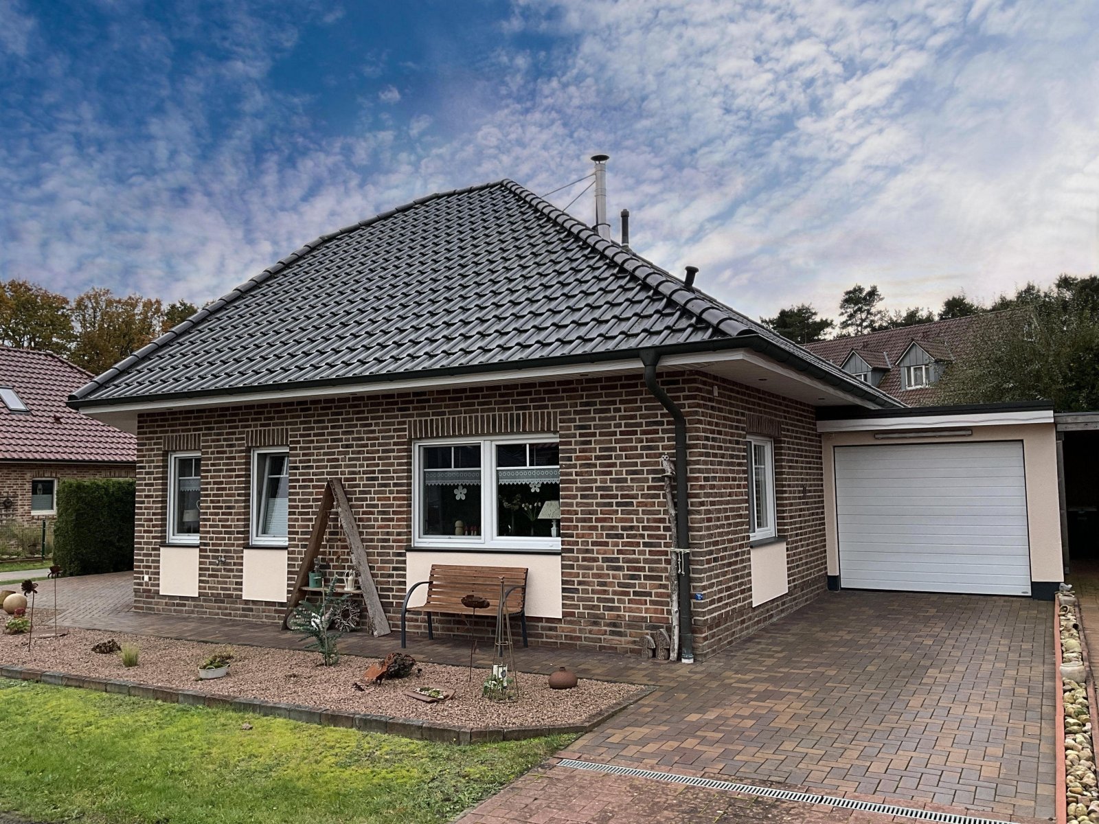 Straßenansicht mit Garage Straßenansicht mit Garage