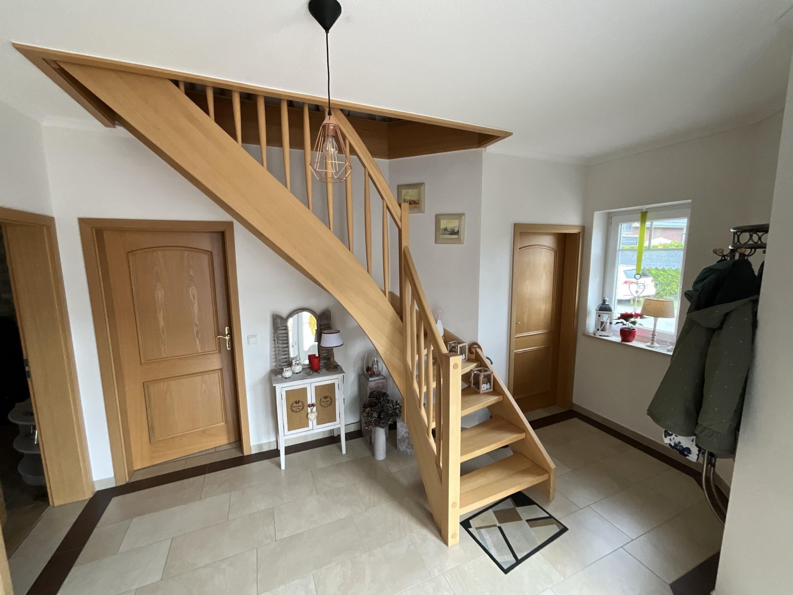 Flur mit Treppe zum Dachgeschoss Flur mit Treppe zum Dachgeschoss