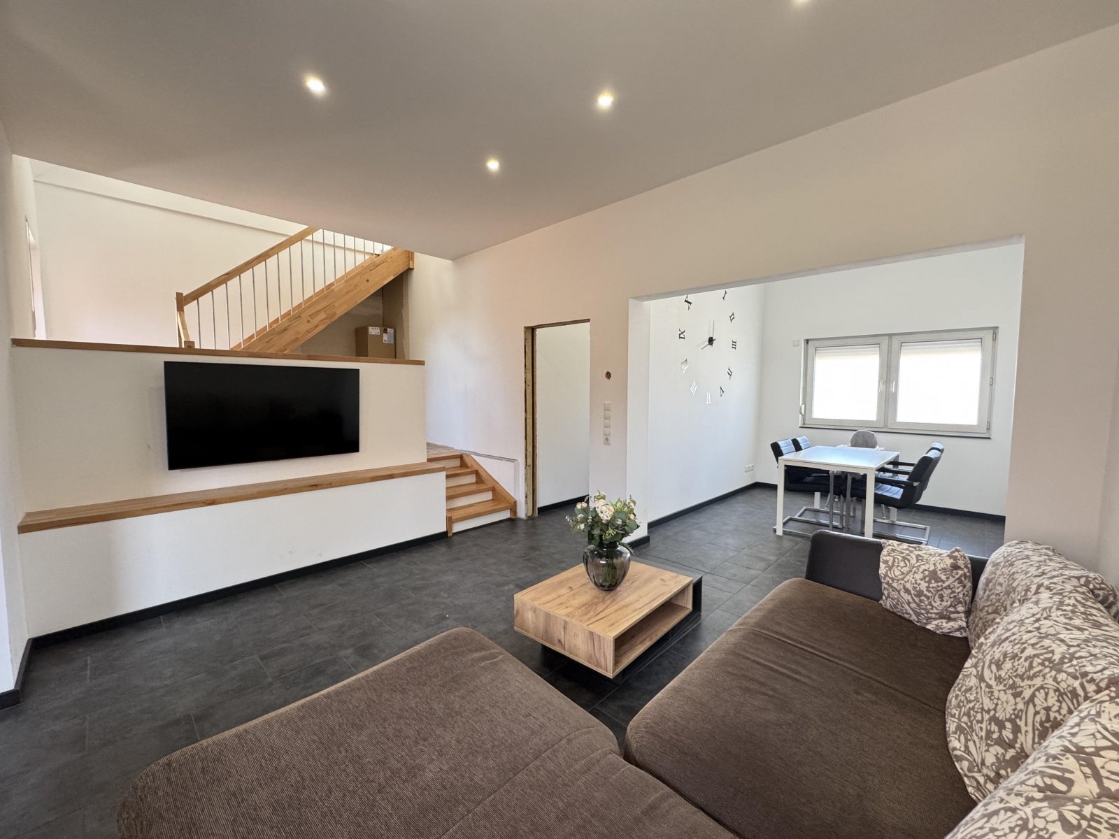 Flur mit Blick in Wohn-/Esszimmer Flur mit Blick in Wohn-/Esszimmer