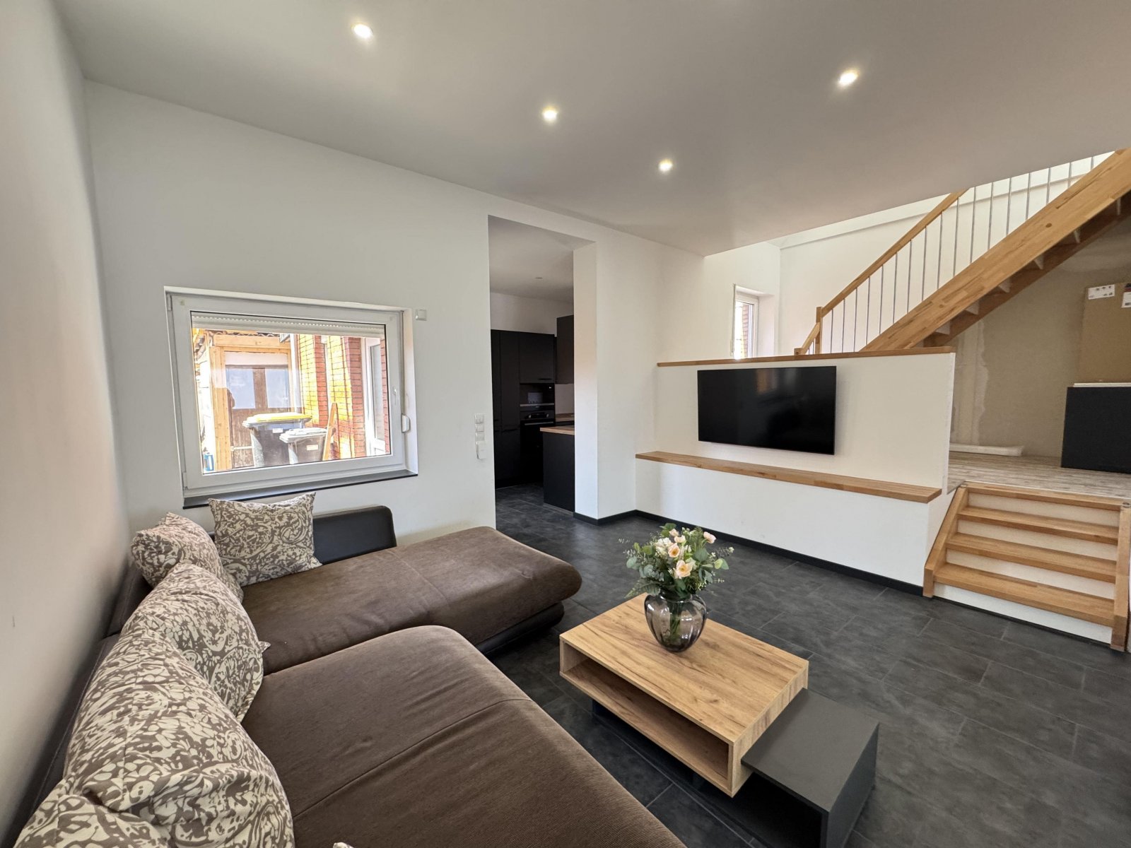 Wohnzimmer mit Blick in Flur/Küche Wohnzimmer mit Blick in Flur/Küche