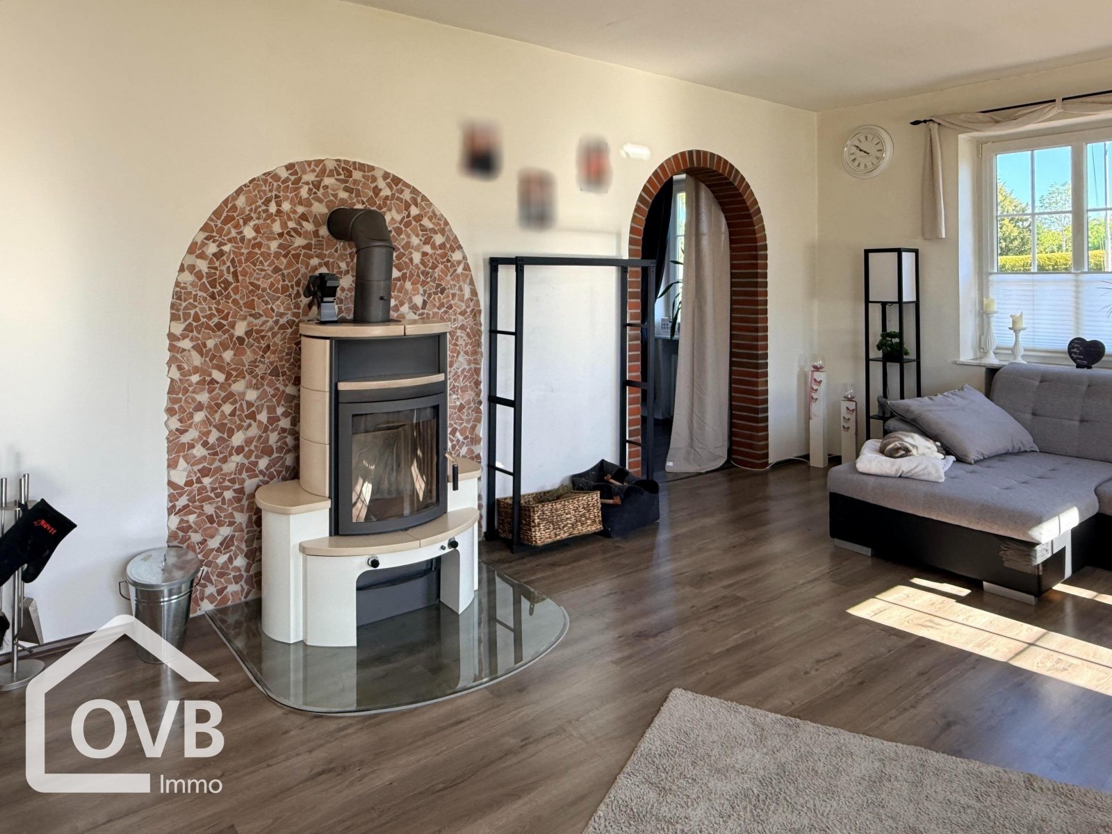 Eigentümerwhg.: Wohnzimmer mit Kamin (EG) Eigentümerwhg.: Wohnzimmer mit Kamin (EG)