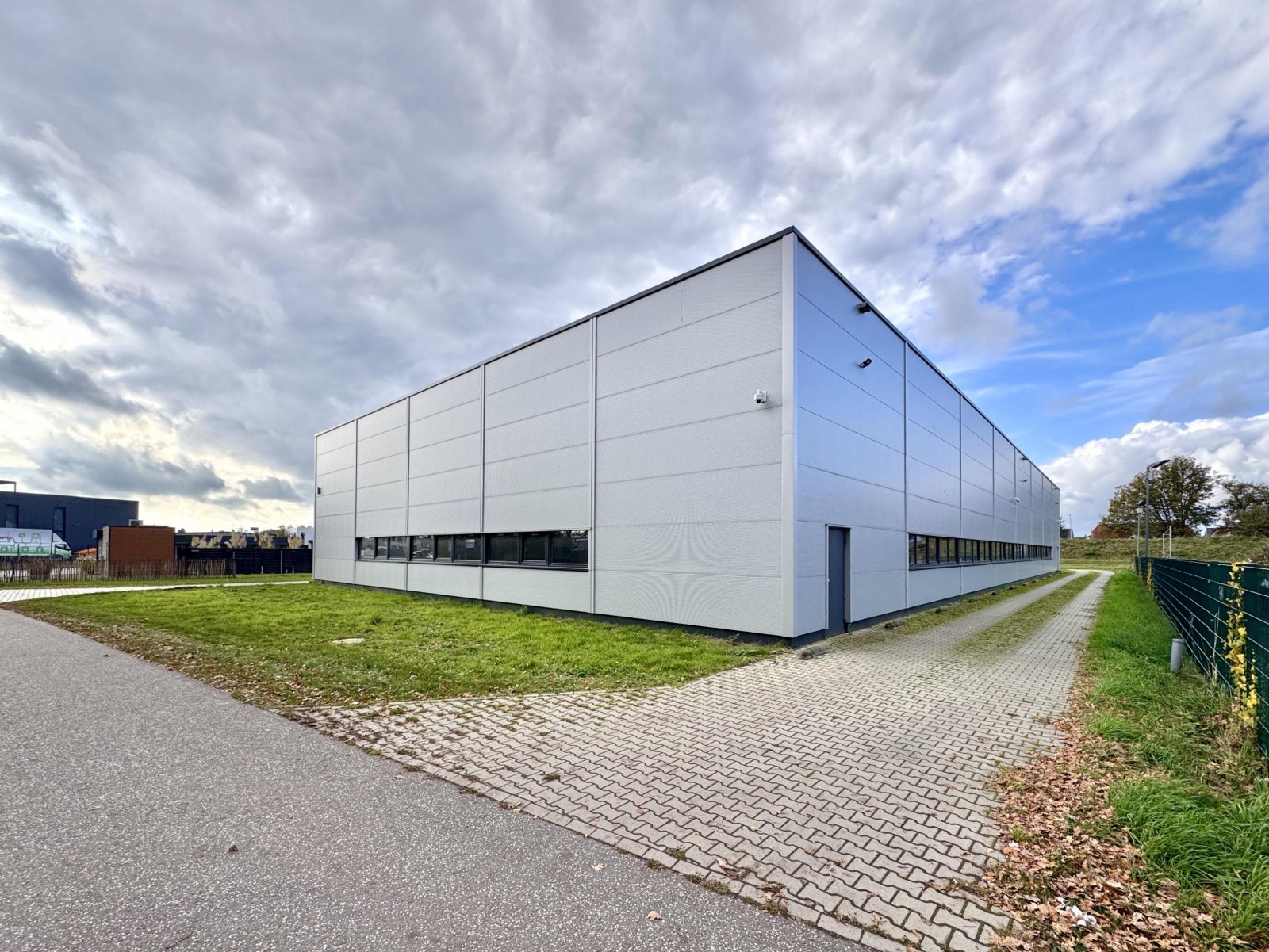Straßenansicht seitlich Straßenansicht seitlich